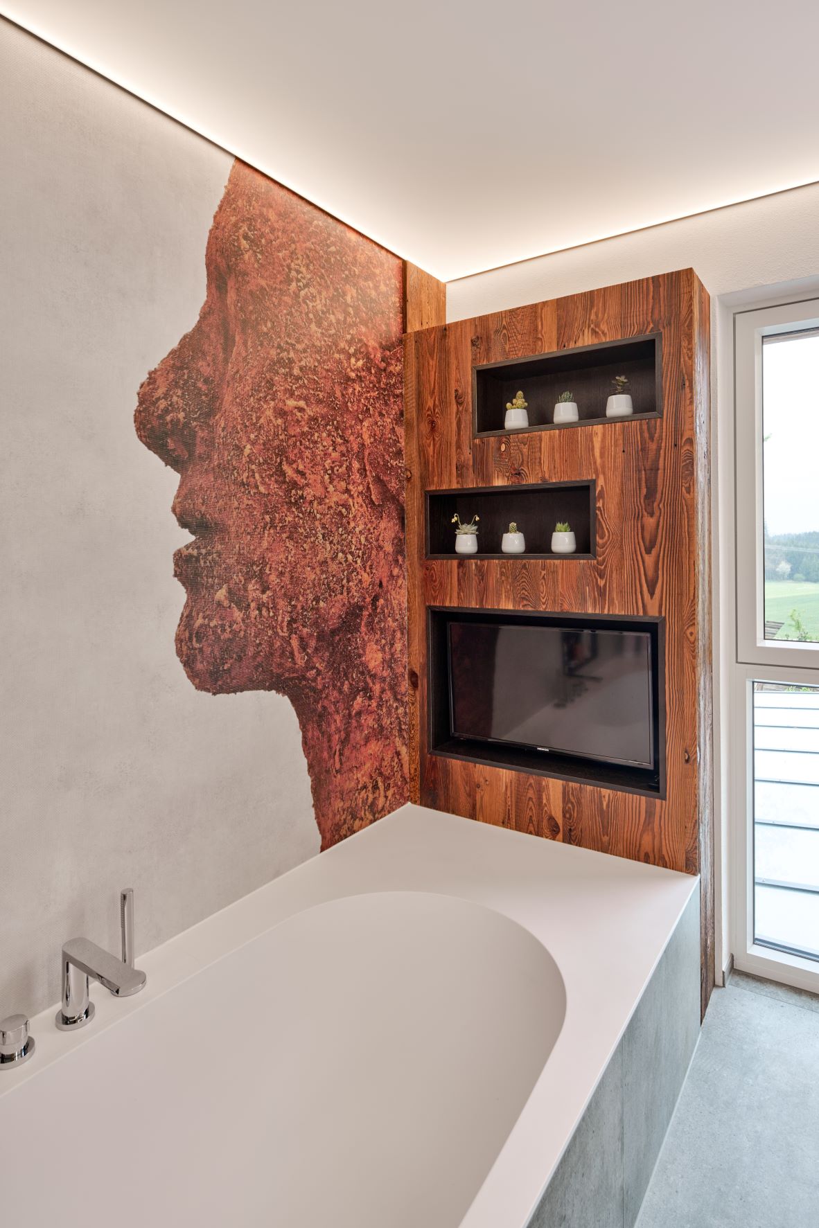 Badewanne mit integriertem Fernseher in Holzelement