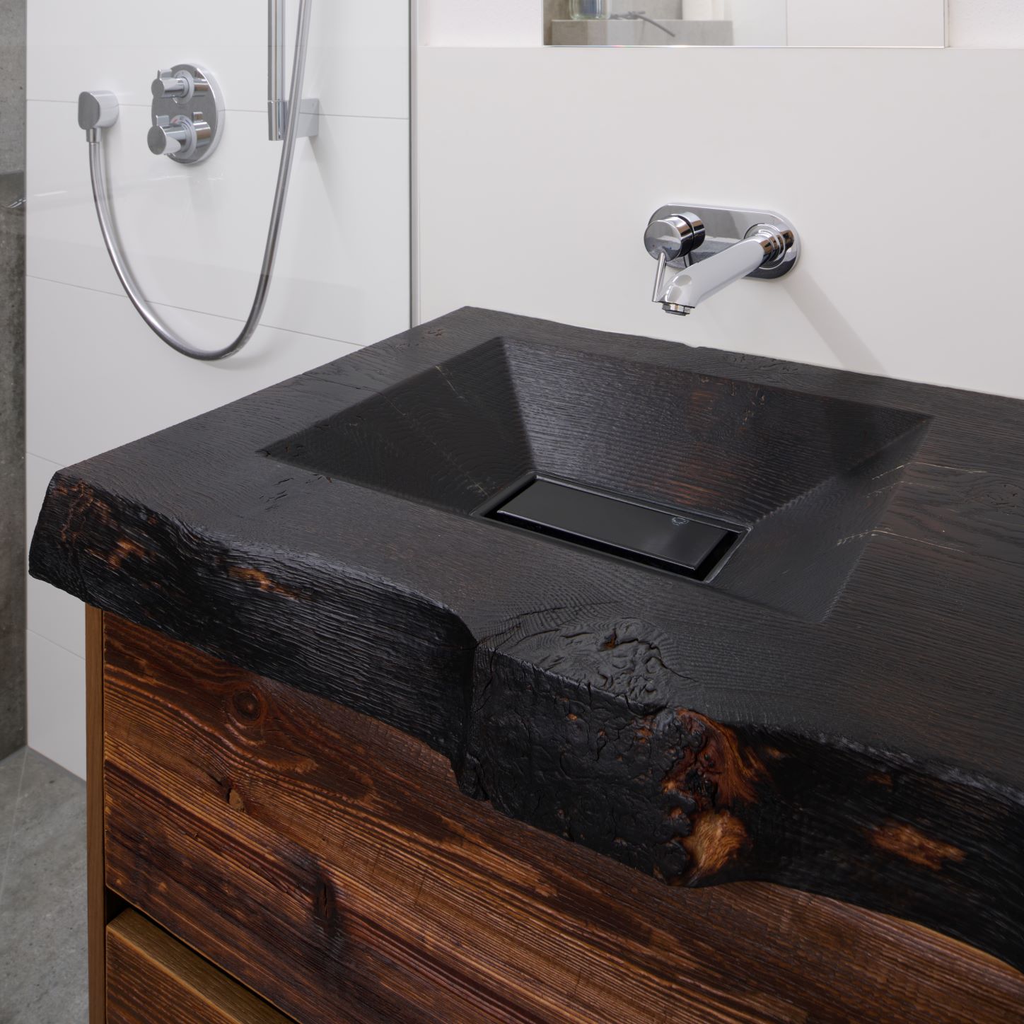 Detailaufnahme Waschbecken mit Unterschrank aus altem Holz
