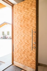 offene Haustüre aus Holz