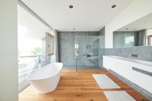 Großzuegiges Badezimmer mit freistehender Badewanne