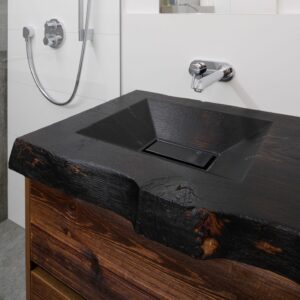 Detailaufnahme Waschbecken mit Unterschrank aus altem Holz